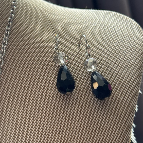 Black faceted glass teardrop shaped beaded necklace and earring set - Picture 11 of 13
